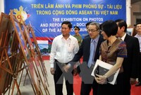 Các đại biểu xem ảnh triển lãm.