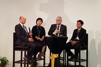 Các chuyên gia tham gia thảo luận.