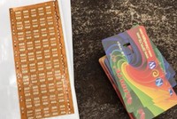 Sim ghép là bảng mạch nhỏ gắn kèm với sim chính nhằm "đánh lừa" những chiếc iPhone bị khoá mạng khi hoạt động với nhà mạng ở Việt Nam.