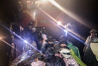 Các công nhân khắc phục sự cố sạt lở trong tối 20/11.