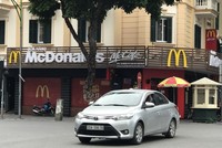 McDonald's đối diện với Tràng Tiền Plaza nhìn ra bờ hồ Hoàn Kiếm