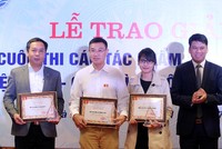 Tổng biên tập Báo Đầu tư Lê Trọng Minh (ngoài cùng bên trái) nhận giải đơn vị có nhiều tác phẩm tham dự