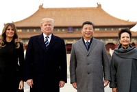 Vợ chồng ông Trump chụp ảnh cùng vợ chồng ông Tập tại Tử Cấm Thành. Ảnh: Reuters.