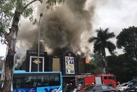 Cháy lớn quán karaoke ở Linh Đàm