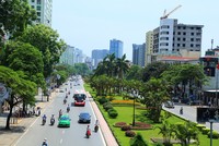 Hà Nội xén thảm cỏ trục đường lớn để chống ùn tắc