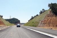 Dự án Đường cao tốc Hạ Long - Vân Đồn tạo kết nối quan trọng tới đặc khu Vân Đồn. Ảnh: Đức Thanh