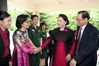 Chủ tịch Quốc hội thăm và làm việc với Đại sứ quán Việt Nam tại Singapore. Ảnh ĐBND.