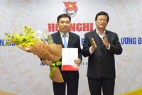 Đồng chí Hà Ban trao quyết định và chúc mừng đồng chí Nguyễn Mạnh Dũng. Ảnh Trung ương Đoàn