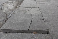 Vỉa hè đường Nguyễn Trãi liên tục xuất hiện vỡ nát khi vừa thi công.