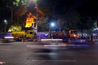 Máy móc hiện đại nạo vét bùn hồ Gươm xuyên đêm