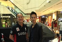 Phạm Gia Vinh - Giám đốc Công ty CP Nghiên cứu & Phát triển Đông Giang Việt Nam (bìa phải) bên cạnh chiếc phi thuyền không gian.