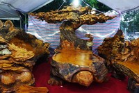 Chiêm ngưỡng bộ bàn ghế “tứ linh” bằng gỗ trai nghìn năm giá gần 3 tỷ đồng