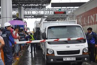 Trong vài ngày qua, trạm BOT Ninh An luôn tắc nghẽn do tài xế dùng tiền lẻ mua vé qua trạm