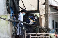 Cảnh sát tìm nguyên nhân hỏa hoạn. Ảnh: Duy Trần.