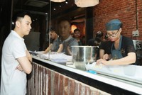 Ca sỹ Dương Triệu Vũ theo dõi đội ngũ thợ làm bánh.