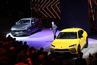 Siêu SUV Lamborghini Urus ra mắt tại nhà máy của hãng ở Bologna, ngày 4/12. Ảnh: Đức Huy