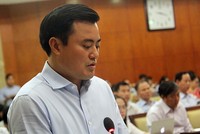 Giám đốc Sở GTVT TP HCM Bùi Xuân Cường trả lời chất vấn đại biểu HĐND thành phố sáng nay. Ảnh: Hữu Nguyên