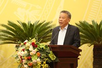 Giám đốc Sở Văn hóa và Thể thao Tô Văn Động trình bày tờ trình tại kỳ họp