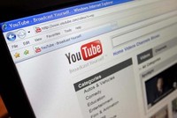 YouTube tăng cường nhân lực để kiểm duyệt video. Ảnh minh hoạ.