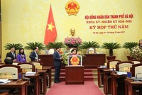 Các đại biểu HĐND thành phố bầu bổ sung Ủy viên UBND thành phố.