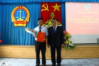 Phó Chánh án Tòa án nhân dân Tối cao Nguyễn Văn Thuân trao quyết định bổ nhiệm Phó Chánh án TAND tỉnh Đắk Lắk cho ông Nguyễn Văn Chung.Ảnh: Internet