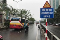 Đào rãnh, xây gờ chống trơn trượt trong hầm chui Kim Liên