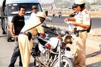 Đội CSGT Rạch Chiếc xử lý một xe vi phạm lỗi dừng đỗ trái phép tại Suối Tiên