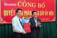 Phó Bí thư Thường trực Thành ủy Võ Công Trí trao quyết định phân công cấp ủy viên cho ông Ngô Xuân Thắng
