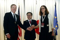 Đại diện Thương mại Mỹ Robert Lighthizer (trái ngoài cùng) bắt tay Bộ trưởng Kinh tế, Thương mại và Công nghiệp Nhật Bản Hiroshige Seko (ở giữa) và Cao ủy Thương mại EU Cecilia Malmstrom. Ảnh: Reuters