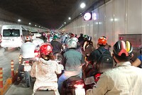 Làn xe máy trong hầm Thủ Thiêm thường xuyên bị ùn ứ vào giờ cao điểm. Ảnh: Hữu Nguyên
