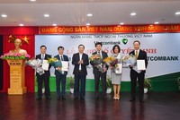 Phó Thổng đốc NHNN Đào Minh Tú chúc mừng các nhân sự cấp cao Vietcombank vừa được bổ nhiệm. Ảnh Vietcombank