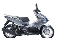 Honda Air Blade bản cao cấp mới thiết kế lại tem xe và màu sơn.