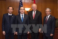 Lãnh đạo Thành phố Hồ Chí Minh và Đại sứ quán Việt Nam tại Hoa Kỳ cùng với ông Thomas Shannon, Thứ trưởng Ngoại giao Hoa Kỳ. (Ảnh: Anh Tuấn/TTXVN)