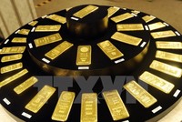 Các thỏi vàng được trưng bày tại cửa hàng kim hoàn Ginza Tanaka ở Tokyo, Nhật Bản. (Nguồn: AFP/TTXVN)