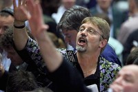 Nhà đầu tư giao dịch trên sàn CME. Ảnh: AFP