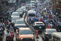 Trên đường từ chỗ làm trở về nhà, vợ chồng chị Hoài thường xuyên gặp cảnh tắc đường - Ảnh: Huy Hoàng