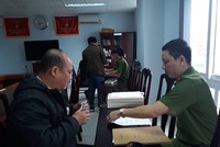 Ông Trương Thanh Tùng (bìa trái), Phó trưởng ban Ban giải tỏa đền bù các dự án đầu tư xây dựng số 2
ẢNH: NGUYỄN TÚ