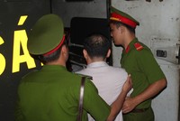 Ông Lương Văn Thảo được công an hỗ trợ tư pháp đưa ra xe sau phiên tòa. Ảnh: H.X.