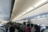 Pháp luật Việt Nam quy định cấm hút thuốc lá trên máy bay, bao gồm cả thuốc lá điện tử