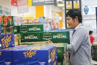 Các chuyên gia ngành đồ uống dự báo, giá mặt hàng bia khó tăng đột biến dịp Tết 2018. Ảnh: Phương Đông.