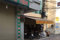 Cả dãy phố bán hàng xách tay ở Long Biên (Hà Nội) vừa qua bị truy quét tạm thời đóng cửa. Ảnh: LĐ