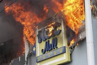 Hàng chục người vẫn mắc kẹt trong vụ hỏa hoạn ở trung tâm mua sắm NCCC và không còn cơ hội sống sót. Ảnh: AP