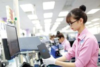 Hàng triệu triệu người Việt Nam đã có được cuộc sống đủ đầy hơn kể từ khi mở cửa thu hút đầu tư nước ngoài. Trong ảnh: Nhà máy của Samsung tại Thái Nguyên.