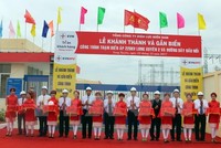 Đại biểu thực hiện nghi thức cắt băng khánh thành Trạm biến áp 220kV Long Xuyên 2 và đường dây đấu nối. (Ảnh: Công Mạo/TTXVN)