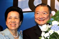 Ông Charoen Sirivadhanabakdi và vợ. Ảnh: Nikkei