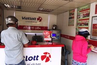 Nhiều người dân “đổ xô” đi mua vé số vì giải thưởng “khủng”.