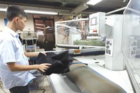 Năm 2017, năng suất lao động của toàn nền kinh tế đã tăng khoảng 6%, cao hơn mức tăng 5,29% của năm 2016. Trong ảnh: Xưởng sản xuất vest của May 10.