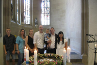 Chị Lê Minh Thuật (ngoài cùng bên phải) và các thành viên trong gia đình chồng. Ảnh: NVCC