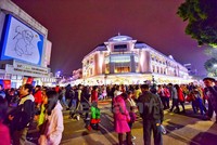 Người dân Thủ đô đổ ra đường đón năm mới 2018. (Ảnh: PV/Vietnam+)