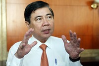 Ông Nguyễn Thành Phong trao đổi về kế hoạch thu ngân sách 2018. Ảnh: Hữu Công.